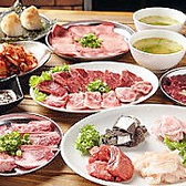 精肉店直仕入れの新鮮な和牛・ホルモンを食べられる特選上肉3種盛りと厚切りタンやすき焼きしゃぶカルビなど、昭和大衆ホルモン名物のこだわり料理が堪能できるコースもあり。本町での焼肉するなら大満足間違いなし！貸切・個室のご利用でもお待ちしております！