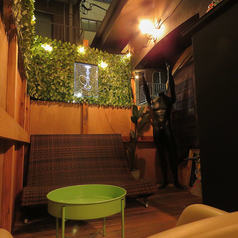 開放的なテラス席をご用意しております。会社帰りのサク飲みから、気分転換のひとり時間まで幅広く対応。心地よい外気を感じながら、ゆったりとお食事をお楽しみください。