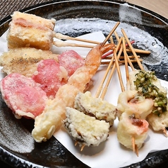 旬の素材が楽しめる天ぷら串の写真