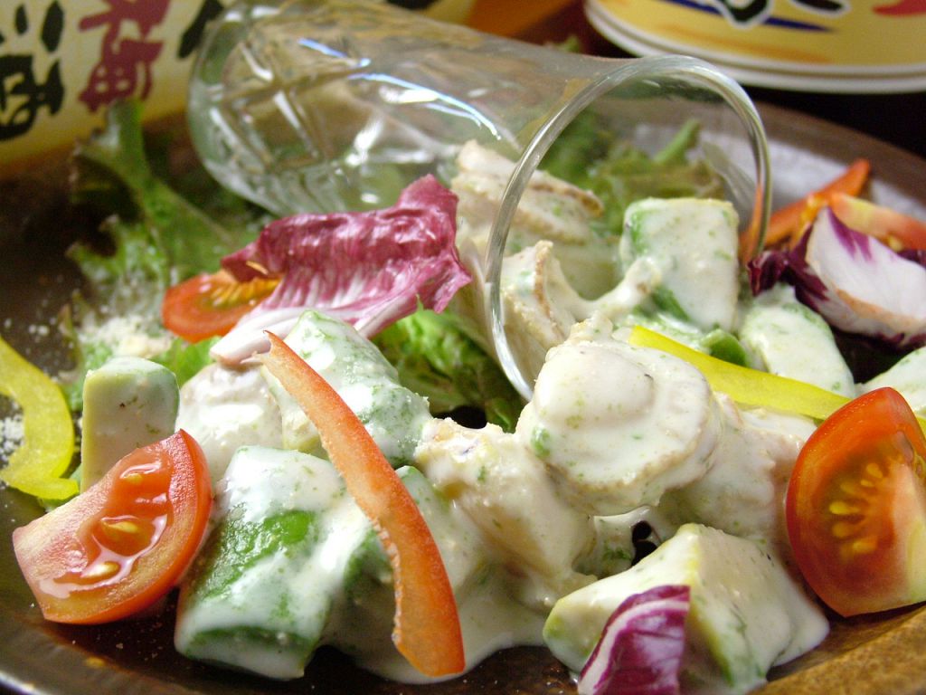 アボカドと海老とホタテのシーザーサラダは女性にも人気の一品!!