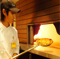 石窯で焼き上げる本格ピザ
