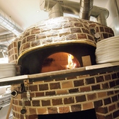 イタリア直輸入の石窯です。450度の熱で焼き上げたピッツァは絶品☆種類も豊富でお好きなサイズもお選びいただけるので、何度でも楽しめちゃう♪癖になること間違いなしの"Antica Pizzeria Toto"のピッツァです！！！