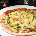 料理メニュー写真 バジルソースのマルゲリータピザ