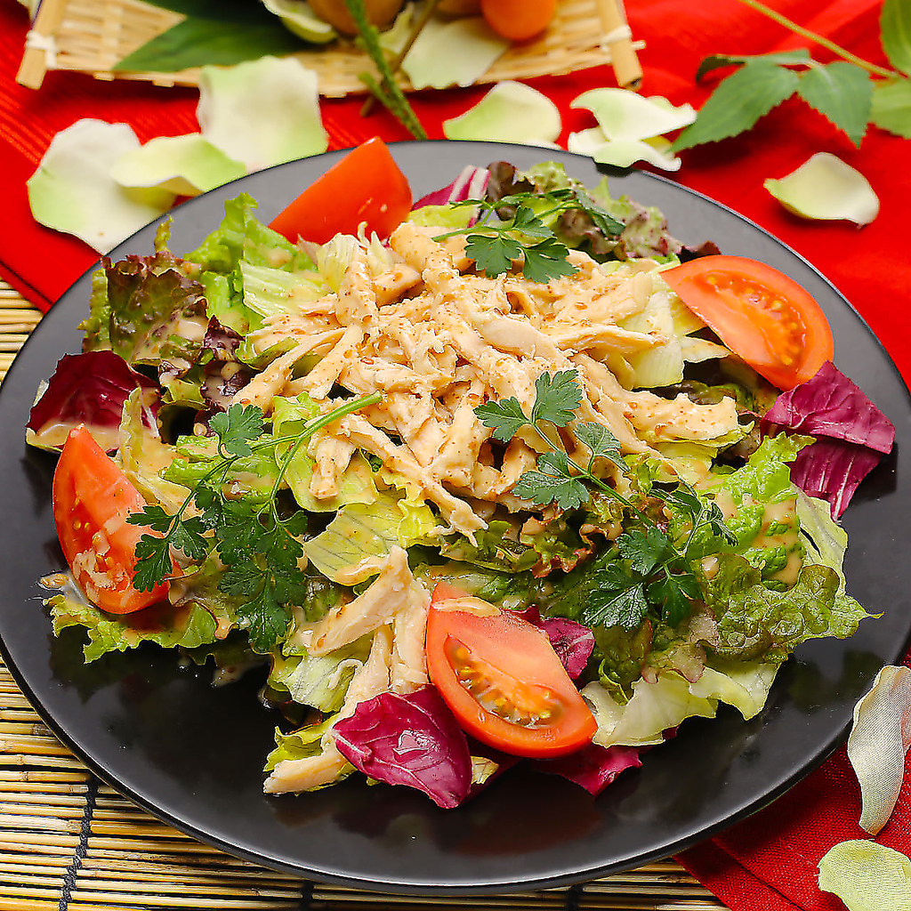 鮮度の高い旬の野菜を贅沢に使用したサラダや逸品料理もおすすめ！彩豊かな京野菜をご堪能ください！
