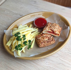 トマトとチーズのデニッシュ&フライドポテト