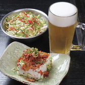 お昼でも夜でもご利用いただける、平日限定のお得なセットをご用意しております♪生ビールにおつまみが付いて、価格は1000円(税込)でリーズナブル◎お仕事帰りの一杯や、お休みの日のお昼飲みにも最適です。気軽に立ち寄れるアットホームな雰囲気の中で、お得に乾杯を楽しみましょう。