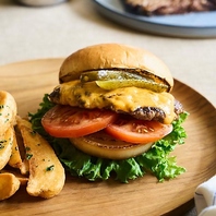 ジューシーなBBQハンバーガー、香りと肉汁が特徴