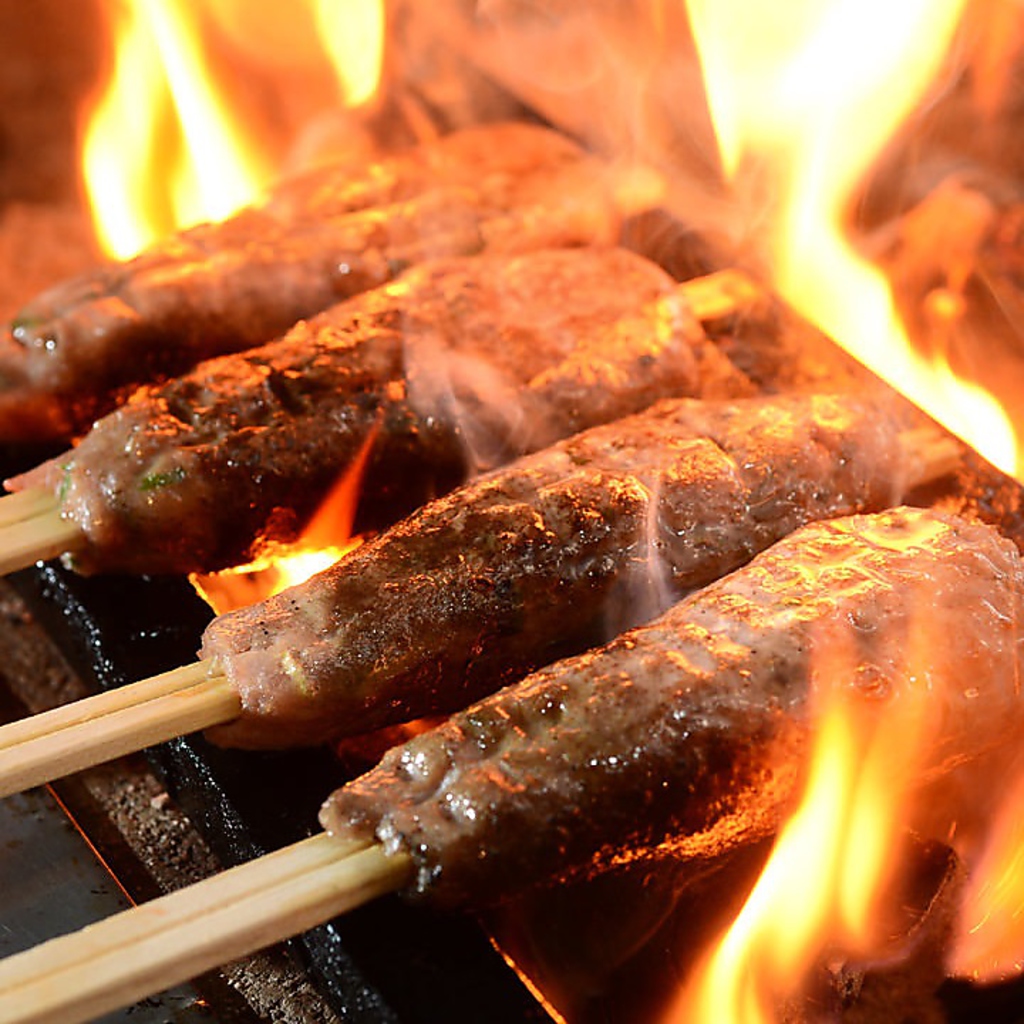 数々の有名店を手がけてきた空間デザイナーがプロデュースしており、店内は和モダンの雰囲気です。