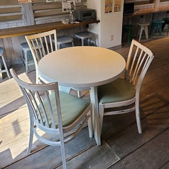 3名がけの丸テーブルと椅子が新たに追加されました！