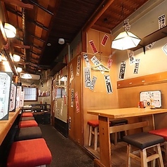 テーブル席は4名用が2つあり、友人や家族との会話を楽しむのに最適です。温かみのある木のぬくもりが感じられ、リラックスした雰囲気でお食事を堪能できます。