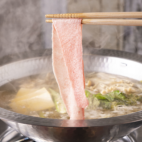 石垣牛・アグー豚しゃぶしゃぶを楽しむ和食店。半個室や貸切に対応