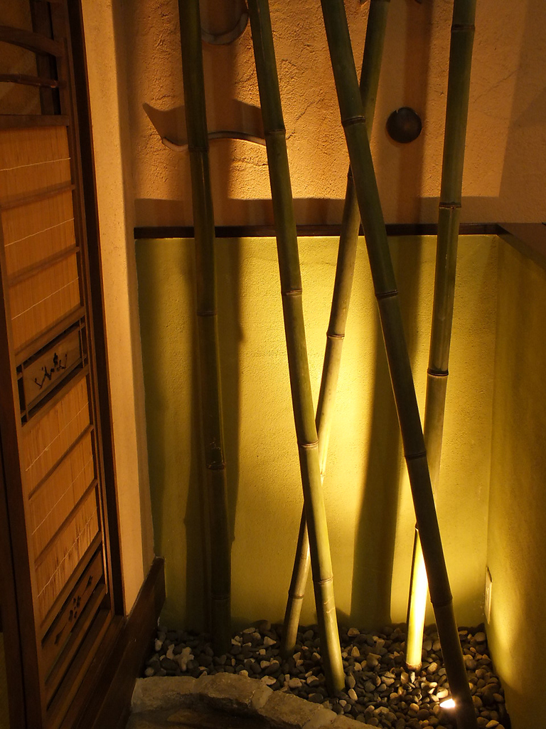 【店内】竹林も雰囲気を醸し出す