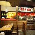 名古屋名物のお店ごとにキッチンが分かれる店内。それぞれ運ばれる料理を見るのも楽しい♪