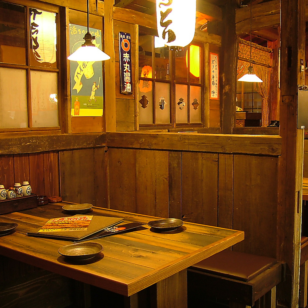 ご友人同士・女子会など少人数宴会にぴったりのテーブル席をご用意しております！