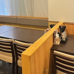 お昼の時間帯には、手作りの本格ランチを気軽に楽しんでいただけるよう、広々としたテーブル席を開放しております。お一人様からグループまで、スムーズにご案内いたします。