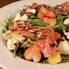 丸ごと果実の生ハムサラダ　苺×甘夏×ブラータチーズ