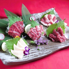 【名物!】極み馬刺しの食べ比べ盛り(3~4人前)
