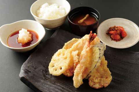 一品一品揚げる天ぷらを安価で楽しめる天ぷら専門店。自家製の明太子や漬物もおすすめ