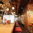 カウンター席は9席あり、目の前で料理が楽しめる特等席です。職人の技を間近で観察でき、温かみのある雰囲気の中でリラックスした食事を堪能できます。