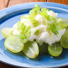 季節フルーツとストラッチャテッラチーズ