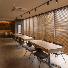 4名様用のテーブル席を3テーブルご用意しております。友達との食事や家族での外食にぴったりなお席です。