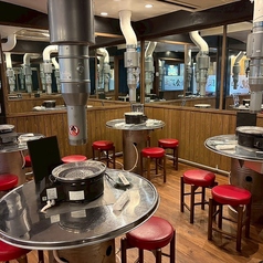 【1階フロア・4名テーブル5卓と2名テーブル1卓】レトロで活気のある雰囲気の1階フロア。4名様テーブル席が中心で、友人とのカジュアルな焼肉利用や、サクッと飲みたい時に最適です。