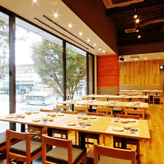 最大58名様までご利用可能なので、会社宴会・同窓会等の各種宴会に是非ご利用ください。宴会にピッタリの「横断幕」or「寄せ書き焼酎ボトル」特典付きプレミアムコースもご用意しております! ※系列店画像です