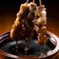 備長炭でじっくり焼き上げる自慢の焼き鳥は、外はカリッと香ばしく、中はジューシーに仕上がります。焼き鳥や新鮮な海鮮を盛り込んだ、シーンに合わせたコース料理も豊富にご用意。忘新年会や歓送迎会など、各種宴会にぜひご利用ください。