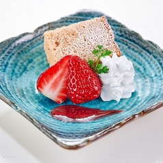 紅茶シフォンケーキいちご添え
