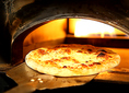 使い込まれたピザ窯は、外は鉄製で内側は四方石貼り、自家製のピザ生地を中はふっくら外はパリッと自慢の食感と旨味を引き出してくれています。