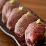 新潟県が誇るブランド牛「村上牛」を、ステーキや握り寿司など、様々な料理でお楽しみください。