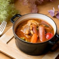 料理メニュー写真 チキンと燻製ソーセージと神戸野菜のカスレ