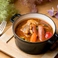 チキンと燻製ソーセージと神戸野菜のカスレ
