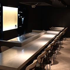 鉄板目の前のカウンターとテーブル席