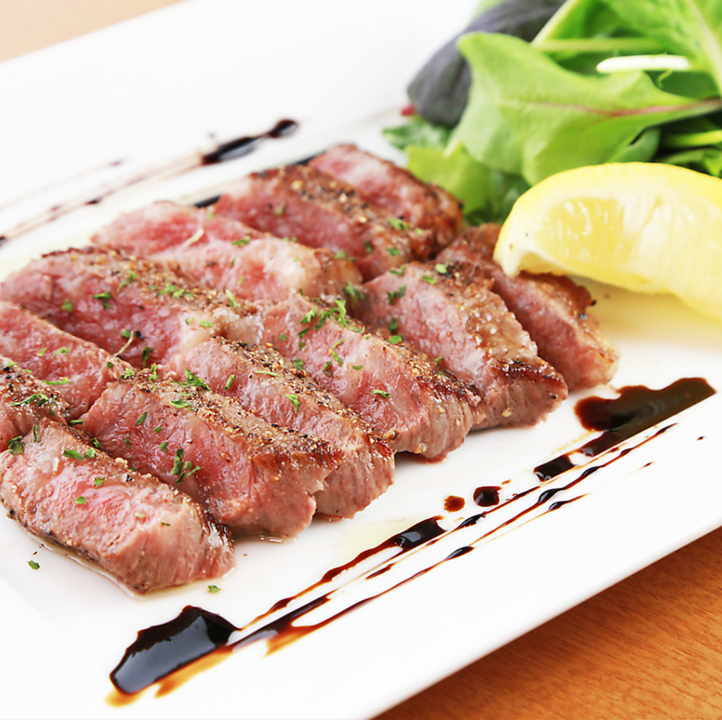 黒毛和牛のグリルは、バルサミコソースで深い味わいに。ジューシーで香ばしい一皿をご堪能ください