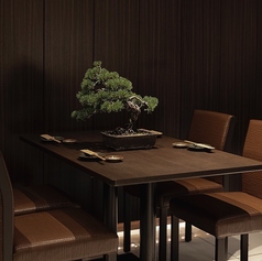 ガラス張りの店内は、開放的な雰囲気を演出。4名様掛けのテーブルが並び、ゆったりとした時間を楽しむのにぴったり。素敵なひとときをぜひ体験してください♪