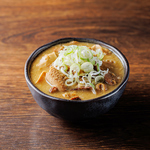 当店自慢！旨味たっぷりのもつ煮込み！お酒との相性もバッチリで心温まる一品ですよ！ぜひご賞味を！