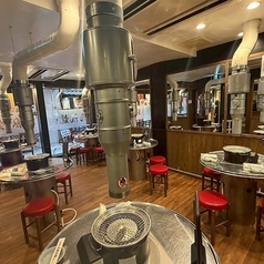 【1階フロア・4名テーブル5卓と2名テーブル1卓】4名様席をメインに配置したフロアは、少人数グループの食事会に便利です。各テーブルに排煙ダクトがあり、匂いを気にせず楽しめます。