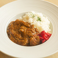 【月曜はカレーの日】ランチでお召し上がりいただく事ができる、ディネット特製牛すじカレーはスパイスの香りとコク、そして牛すじはとろっとろになるまで煮込んだ旨みたっぷり。ほか肉がほろりとほどけるやわらかビーフカレーや、海老や帆立・アサリの旨みが美味しいシーフードカレーなど、満足感あふれる一皿を。