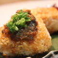 料理メニュー写真&nbsp;ねぎ味噌としょうゆの二色焼きおにぎり