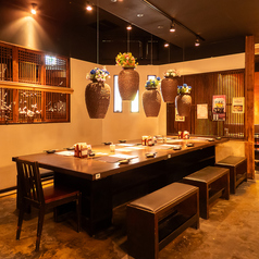 気張る事なくカジュアルに楽しめる店内★席ごとに雰囲気も利用シーンも全く異なるので老若男女問わず連日賑わう♪アクセスも抜群で飲みすぎちゃっても駅チカなので安心です。お酒が飲めない方にも朗報！ノンアルコールメニューも豊富です