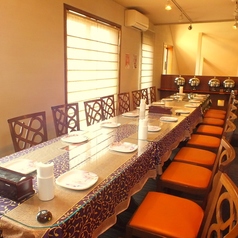 開放感あふれる2階のお席は、最大20名様までご利用可能です！企業様の宴会、同窓会、打ち上げやイベントなど、大人数でのパーティーに大人気♪美味しい本格創作インド料理で、思い出に残る楽しい時間をお過ごしください。