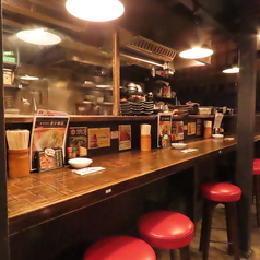 臨場感溢れるカウンター席はデートにもおすすめ！