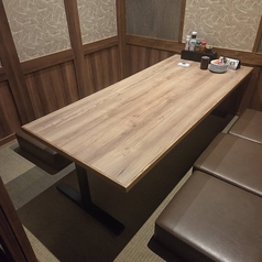 <テーブル席>ゆったり座れるテーブル席をご用意しております。古民家ならではのモダンな落ち着いた雰囲気でお食事をお愉しみください。