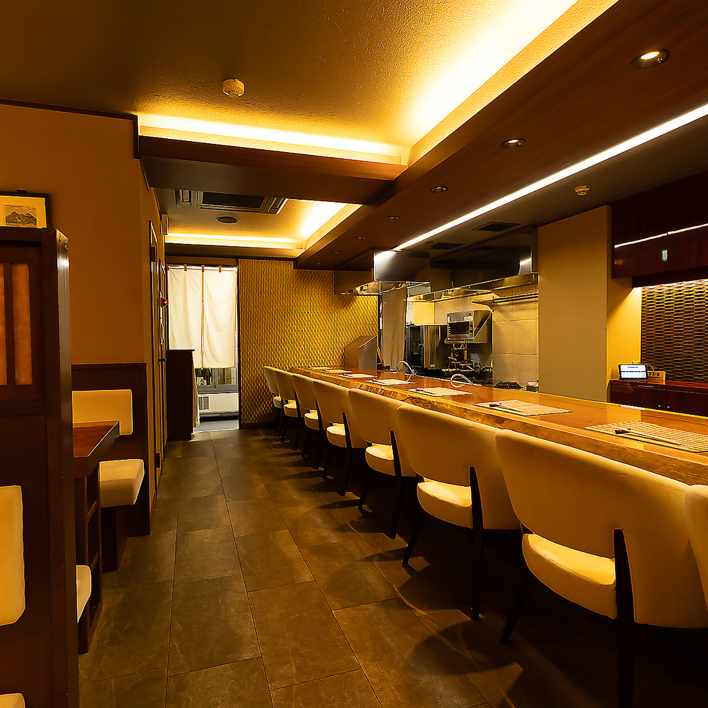 大きなカウンター席を8席ご用意しております。お一人様も気兼ねなくどうぞ。ご来店お待ちしています