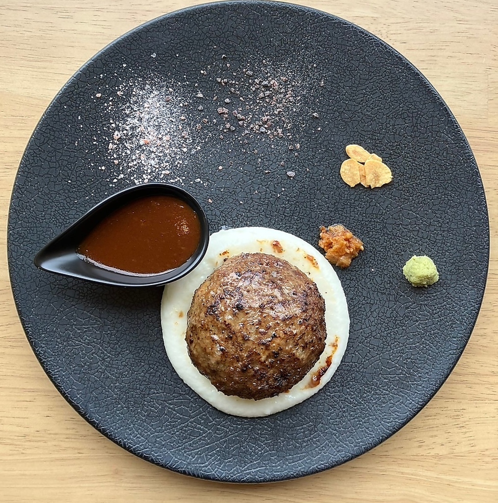 名物のアンガス牛100%の溶岩焼ハンバーグ