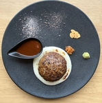 名物のアンガス牛100%の溶岩焼ハンバーグ