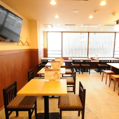 落ち着いた雰囲気の2名掛けテーブル席は、ゆっくりと会話を楽しみながら食事ができる人気のお席。焼きたての料理を楽しみつつ、程よい距離感でくつろげる空間は、デートや友人との食事にもぴったりです。