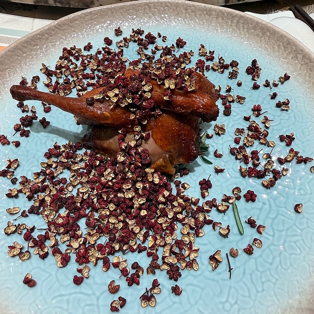 【乳鳩の花椒香ばし揚げ】乳鳩の旨味と香り豊かな花椒の洗練された調和が織り成す贅沢な一品です。