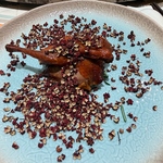 【乳鳩の花椒香ばし揚げ】乳鳩の旨味と香り豊かな花椒の洗練された調和が織り成す贅沢な一品です。